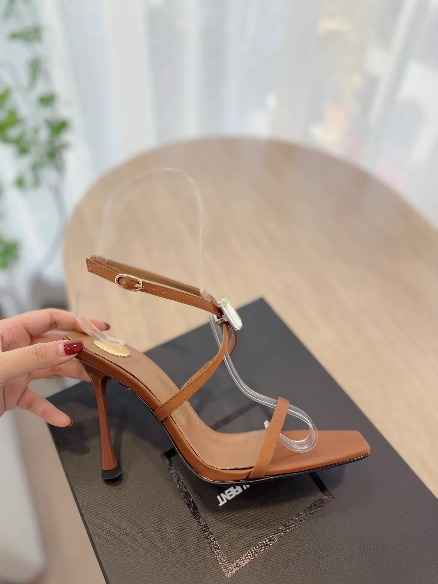👟👟Ex-factory price 520👟👟 High version "SAINT LAUREN*" Saint Laurent YSL 25ss/spring and summer new catwalk style large rhinestone high-heeled shoes and sandals. Only YSL understands women's hearts best and does not accept refutation. It is a super invincible feminine artifact and a must-have for women (z-product full-body customization, own molded hardware accessories, perfect consistency). Compare the differences between pictures and goods on the market. ✔Upper: Customized imported calf patent leather/silk ✔Lining: Imported 🐑sheep leather ✔Sole: Imported genuine leather outsole ✔Heel height: 10.5cm ✔Number of yards: 35-39 (40 can be customized and non-returnable) (Full set of packaging)